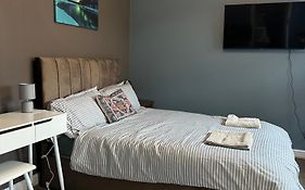 Amazing Ground Floor One Bedroom Apartment Forest Road